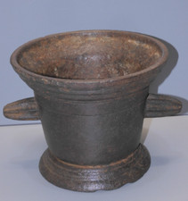 -MORTIER HAUTE EPOQUE FONTE DE FER XVIIe poignées rainurées à ailettes    D