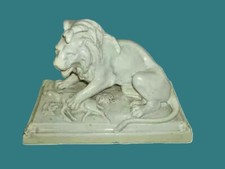 SUPERBE CERAMIQUE BLANCHE  LION TERRASSANT UNE ANTILOPE 