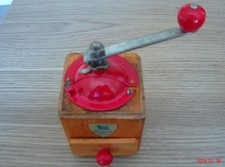 A SAISIR CE RARE ET  ANCIEN  PETIT MOULIN  A POIVRE  CUBIQUE DE MARQUE  PEUGEOT"