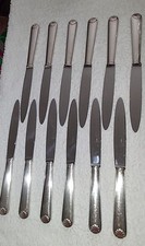 12 grands couteaux de table coquille, manche métal argenté, lame inox