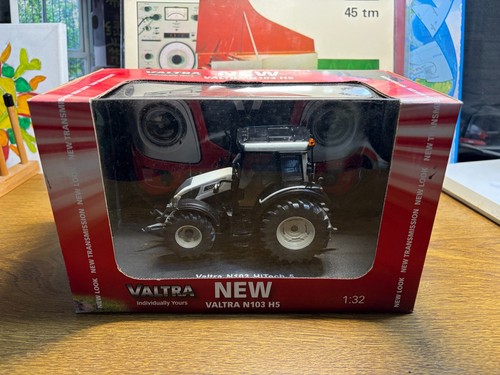 Universal hobbies valtra - 1/32,
