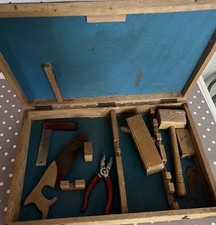 Outils anciens pour enfant. Jouets en bois Malette de menuisier.