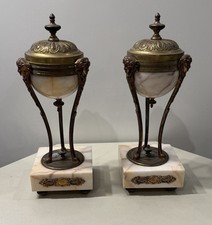 PAIRE DE CASSOLETTES EN BRONZE