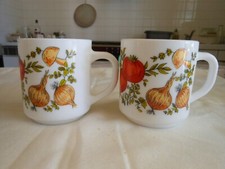 2 mugs en arcopal motif légumes vintage