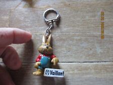 Ancien Porte Clé des Chaudières Vaillant Figurine Lapin en Bleu de Travail