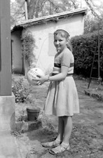 Jeune fille avec ballon de volley-ball - Ancien négatif photo an. 1950