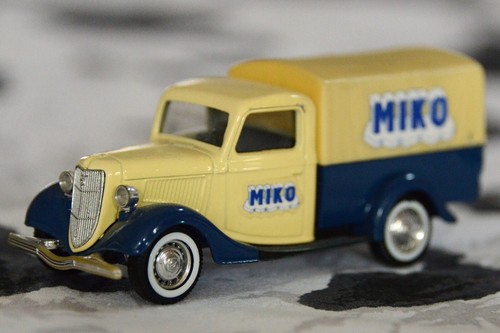 Miniature ford v8 - -,