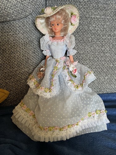 Poupée sur socle vintage - sur,