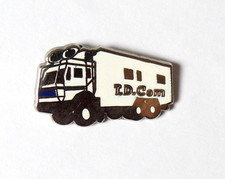 RNT 16/ Pin's camion T D Com