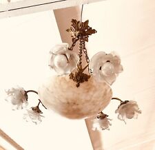 LUSTRE EN ALBATRE ENTOURÉ DE 6 APPLIQUES EN FORME DE ROSES