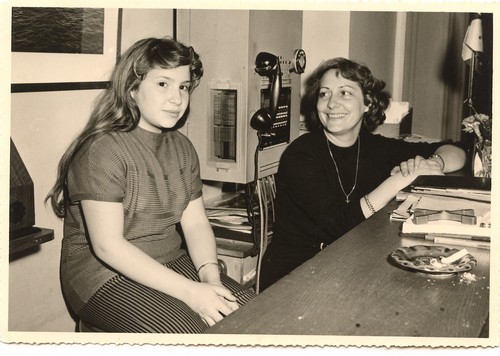 Femmes assises bureau