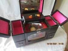 COIFFEUSE +BOITE A BIJOUX