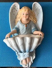 Bénitier en biscuit coloré représentant un ange blond