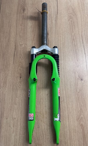 Une fourche suspendue rockshox - fourche,