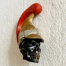 ANCIENNE VANITÉ EN OS CASQUE