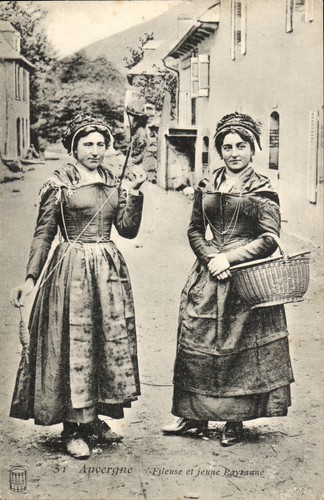 Deux jeunes femmes costume - jeunes,