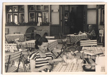 Terrasse restaurant mère et fille - Photo ancienne snapshot, France 1951