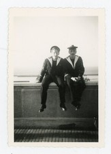 PHOTO snapshot amateur, 2 marins assis côte à côte Marine Nationale