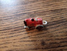 fève vieux tracteur rouge