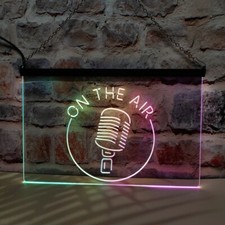 Enseigne lumineuse néon LED microphone ouvert sur l'air avec effet fluide coloré
