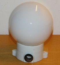 VINTAGE ancien LAMPE globe ROND verre blanc BOULE PLAFONNIER base en porcelaine