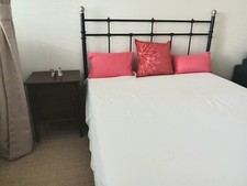 Chambre a coucher Ikea lit/ matelas + commode + table de chevet couleur marron l