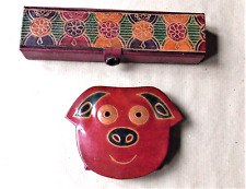 PLUMIER et BOURSE EN CUIR REPOUSSE SHANTINIKETAN