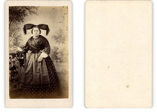 Femme en costume alsacien, Coiffe à noeud, Alsace Vintage albumen print CDV.