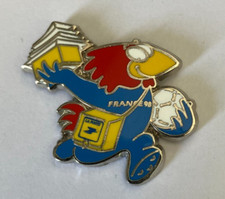 41 - Pin's FOOTBALL FOOTIX LA POSTE - COUPE DU MONDE 98 - ARTHUS BERTRAND