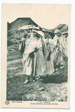 MAROC  AZROU  JEUNE FEMME BERBERE EN HABIT DE FETE