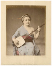 Japan, Musician lady playing shamisen, Felice Beato vintage albumen print Tira