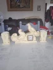 Dessus de cheminée jaune 2 colombes et 2 vases avec horloge mécanique