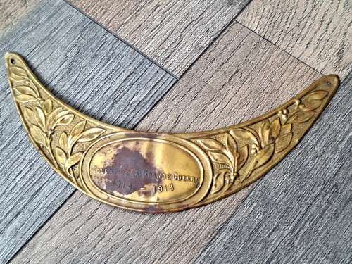 Une plaque casque adrian - de,