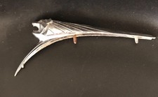 Ancienne mascotte automobile lion Peugeot 203 en métal chromé