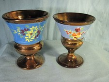 2 différents  gobelets sur