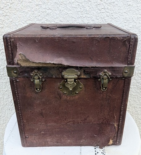 Ancienne malle chapeau - malle, a