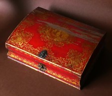 Boite à perruque Louis XV, bois laqué rouge et doré, époque 18ème / chinoiserie