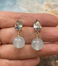 TOPAZE BLEUE, CALCÉDOINE, PLAQUÉ OR, BELLES  BOUCLES D’OREILLES ANCIENNES