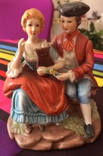 statuette couple style scene galante assi sur rocher  13,5cm ( sans marque )