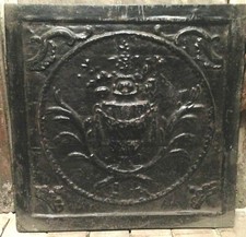 plaque de cheminée en fonte de fer  scène vase Médicis fleurie . XIX siècle .