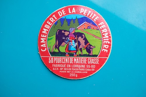 Etiquette sur carton - carton, camembert