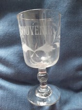 Grand Verre Ancien Gravé Souvenir en très bon état.