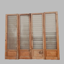 Suite de quatre portes de séparation en chene massif XX siècle