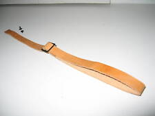 JUGULAIRE EN CUIR FAUVE / ADRIAN Mod 1926