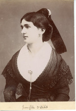 France, Arles, une Arlésienne, jeune fille en costume traditionnel  vintage albu