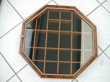 * VITRINE MURALE IMITATION LOUPE FEUTRINE NOIRE AU FOND 37 cm X 37 cm X 5.7 cm
