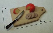 planche avec fromage miniature,maison de poupée,vitrine,fromages,repas   **CL6