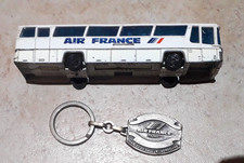 lot Air France:  1 bus majorette + porte-clés aérogare vintage logo 1976-1989