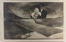 Père avec bébé Photographie Montage avec maquette avion Vintage c1920
