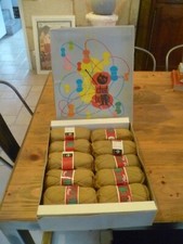 lot de 10 pelotes de laine avec sa boite le chat botte annee 60/70 perle fine